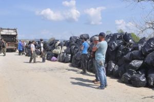 Râul Olt curăţat de şase tone de gunoaie