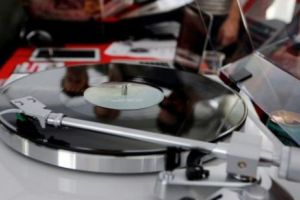 Vintage. Ziua magazinelor de discuri clasice. Vinilurile îşi continuă povestea