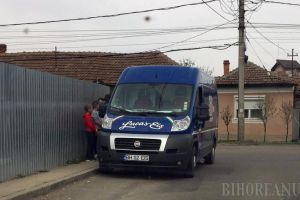În pericol, pentru îngheţată: Elevii din Sânmartin fug din şcoală, ca să se răcorească (FOTO)