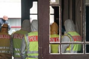 Români evacuaţi din ”Casa Groazei”, din Berlin, de 120 de poliţişti