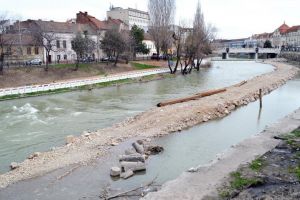 Nu e de acum! Primăria Oradea susţine că stâlpii Vágó zac în Crişul Repede de... 15 ani