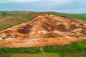 FOTO,VIDEO: Mobilizare în creştere pe autostrada Sebeş-Turda. În apropiere de pârâul Iovului a început excavarea dealului