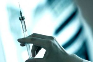 O femeie a atacat cu o seringă cu ac clienţii unui supermarket