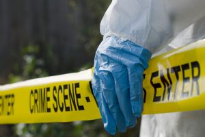 Criminal sadic după gratii: Ucigaşul orădeanului găsit cu gâtul tăiat în apartament a fost condamnat la 11 ani şi 8 luni de închisoare