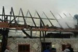 Flăcări pe sute de metri şi pagube de zeci de mii de lei la Zerveşti!