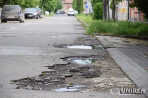 Suprafaţa totală a gropilor existente pe şoselele României însumează mai mult de 80 de kilometri pătraţi