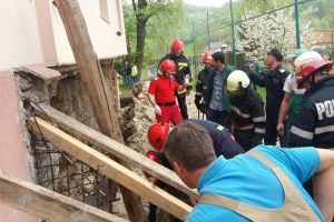 TRAGEDIE la Pausesti Maglasi! Un zid s-a prabusit peste un barbat de 42 de ani! Acesta a murit pe loc!!