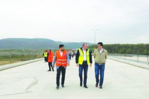Vizită inopinată a ministrului Transporturilor, pe şantierele autostrăzii. Contractul pentru lotul 3 riscă să fie reziliat. Alunecări de teren şi acumulări de apă