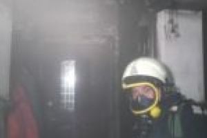 Incendiu la parterul unui bloc, din cauza unui frigider