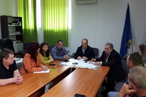 Fermierii din Bod se plâng de abuzurile Primăriei la împărţirea pajiştilor