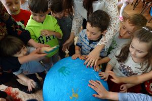 Copiii de la Centrul Delfinul, în vizită la Grădiniţa 17