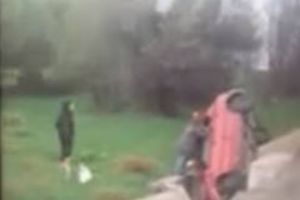 O şoferită a ajuns cu maşina „parcată” pe verticală, în şant, din cauza vitezei (Foto)