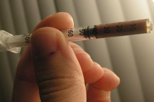 CLIPE DE GROAZĂ într-un supermarket! Clienţii au fost atacaţi cu o SERINGĂ CU AC