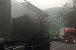 FOTO Accident pe Valea Oltului cu două TIR-uri implicate la Câineni
