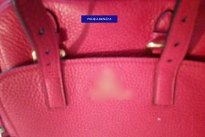 Percheziţii pentru poşete: Un bărbat din Sântandrei a fost arestat pentru că ar fi furat sute de genţi de lux, din curtea unei firme din Aleşd (FOTO)