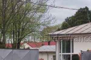 FOTO-ULTIMĂ ORĂ: Un deţinut protestează pe acoperişul Penitenciarului Focşani