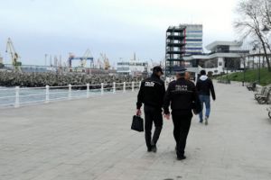 Constanta. Apelarea la mila oamenilor, injuriile in public si nerespectarea curateniei, sanctionate de politistii locali