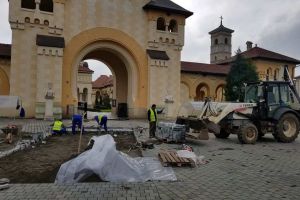 FOTO,VIDEO: Lucrări de înlocuire a pavajului de piatră din faţa Catedralei Încoronării din Alba Iulia