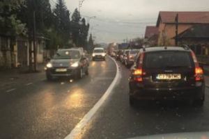 Trafic blocat în Baciu! După ploaie oamenii au ieşit cu maşinile - FOTO