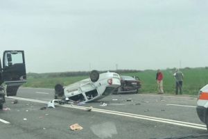 Doua femei ranite si o masina rasturnata pe sosea, in urma unui accident