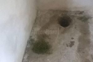 Toalete de şcoli înţepenite în Evul Mediu, în oraşul Cajvana