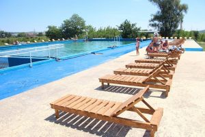 Bazinul principal al Ștrandului Iţcani, prea fisurat pentru a mai fi utilizat