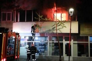 Panică în centrul Sucevei, după ce un apartament a luat foc din cauza unei ţigări care a ...