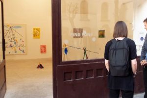 Trei artişti se joacă de-a Ping Pong-ul la Camera K’ARTE