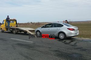 Impact violent între două maşini. Două persoane au fost rănite