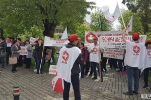 FOTO/ VIDEO: Angajaţi ai Spitalului Judeţean de Urgenţă din Alba Iulia în a treia zi de proteste, în faţa Prefecturii Alba