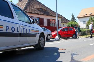 Neatenţie în marşarier. A dat cu spatele şi a lovit cu maşina o femeie