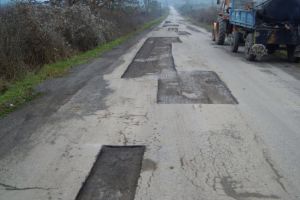 Au început lucrările de plombare a drumurilor judeţene din Mureş, de la limita cu judeţul Alba