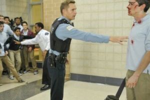 ATAC ARMAT la o ȘCOALĂ. AGRESORUL a înjunghiat DOUĂ PERSOANE şi a INCENDIAT o clasă