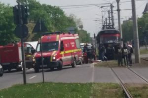 MAȘINĂ lovită de TRAMVAI, la UTA. Victima este o femeie ÎNSĂRCINATĂ (FOTO)