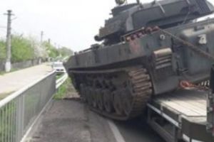 Tanc militar, cazut de pe platforma, pe DN1B. Reactia soldatilor