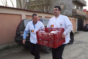 Peste o sută de nevoiaşi din Ilfov au primit. Daruri de Paşti, din partea voluntarilor Paraclisului Catedralei Mântuirii Neamului