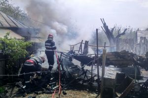 Tulcea. Explozie la anexele unor gospodarii din orasul Macin. Intervin pompierii (galerie foto)