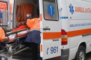 Copil de 4 ani accidentat după ce s-a smucit din mâna mamei şi a pătruns pe carosabil