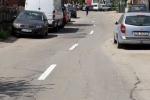 Deşi este făcută praf, pe strada Carpenului s-au trasat linii de demarcaţie rutieră