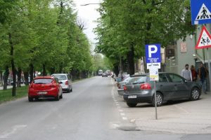 Primăria va taxa parcările de pe încă două străzi. În ce condiţii s-ar putea renunţa de tot la abonamente