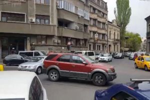 Cu mãseaua nu te pui! Un şofer şi-a lăsat maşina în mijlocul intersecţiei. Bilet lăsat în parbirz: ”Sunt la dentist”. VIDEO