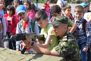 Copiii invadează Academia Forţelor Terestre din Sibiu