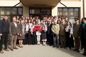 Elevii din Moineşti cinstesc Unirea Basarabiei cu România