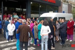 Salarii mai mari pentru medici şi asistente. Infirmierele şi personalul de întreţinere mai aşteaptă