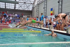 Valuri pentru daruri: Orădenii sunt chemaţi să sprijine 23 de proiecte caritabile într-o nouă ediţie a Swimathon