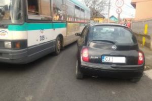 A blocat traficul pe o stradă din Cluj şi a fost lovită de autobuz. Poliţia a venit urgent - FOTO