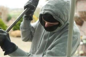 Tanar din Prahova condamnat pentru furturi din locuinţe, depistat de poliţişti