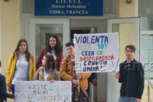 FOTO: Marş tăcut împotriva violenţei la Vidra