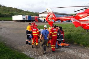 Bărbat transportat cu elicopterul după ce a fost lovit de un camion pe DN 17 la Baţa (FOTO)