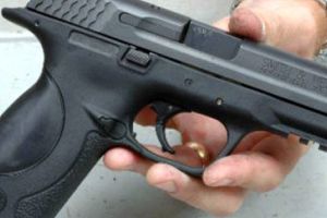 Loc de parcare disputat cu pistolul la Mioveni